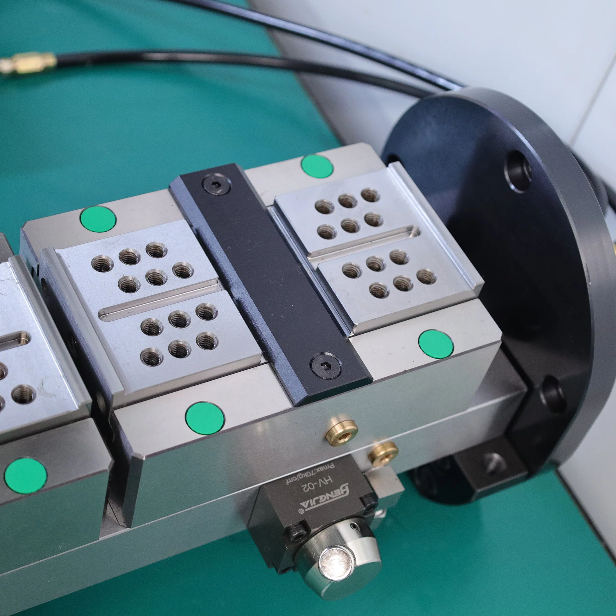 Four-axis 6-station hydraulic vise - Image 3