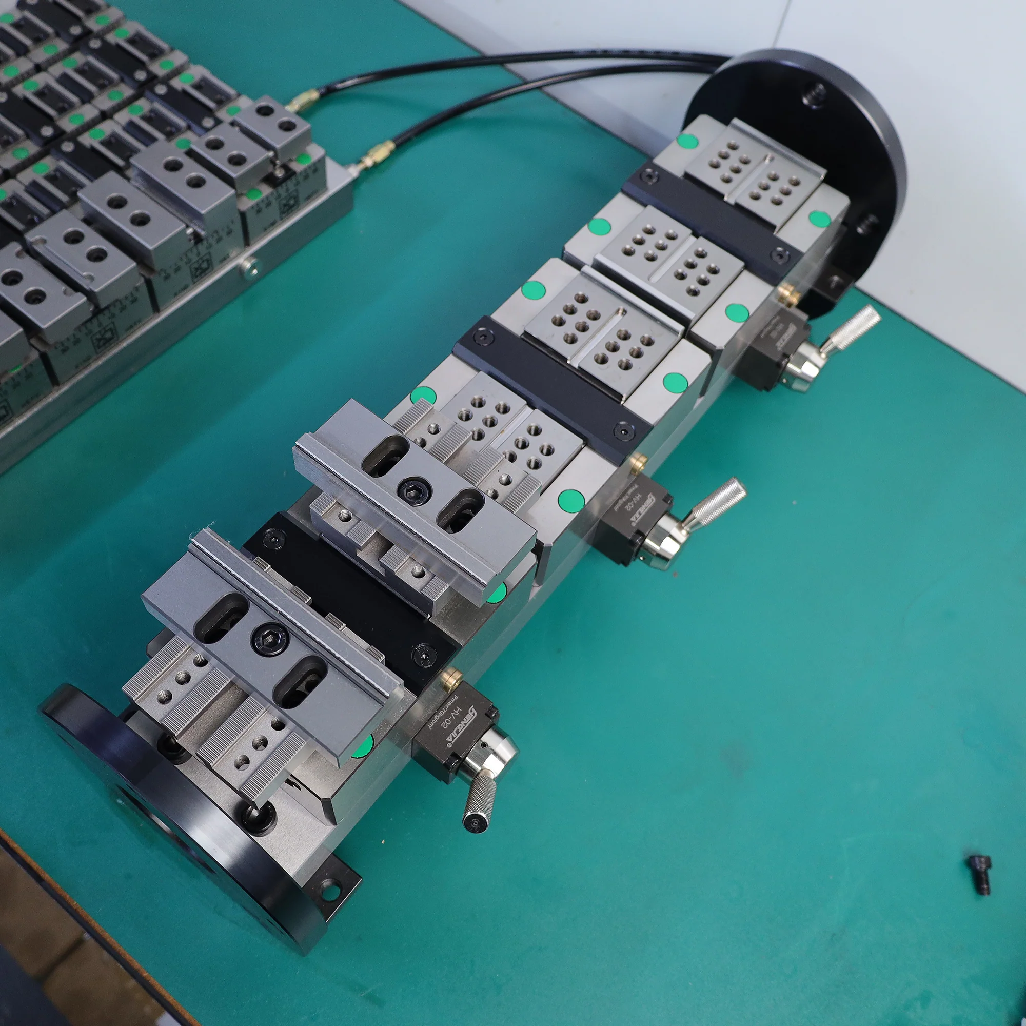 Four-axis 6-station hydraulic vise - Image 4